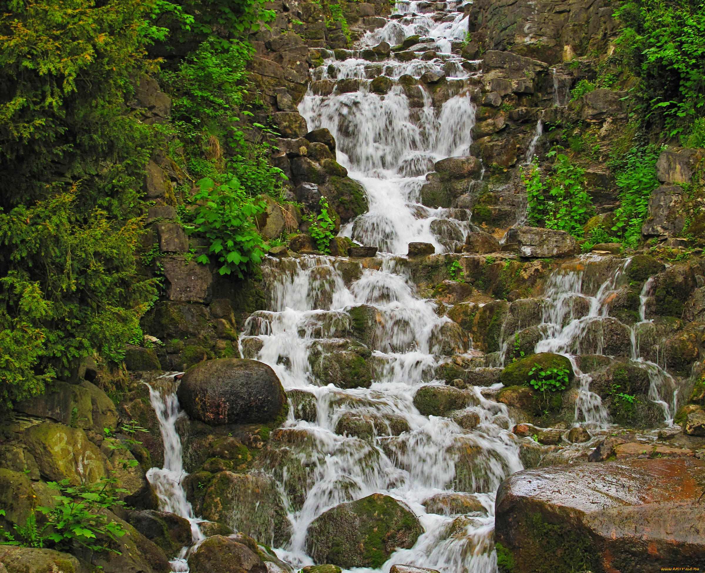 Каменный водопад в парке